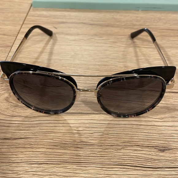Etro 54mm et654S sunglasses. Used once.  No scratches.  Mint condition - Picture 3 of 6
